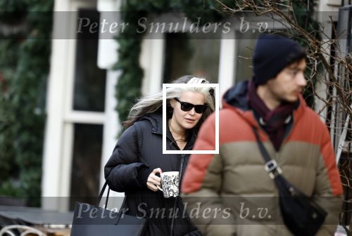 Amsterdam 7 december 2024
Ruud de Wild en zijn nieuwe vriendin Linda Stulic verlaten s ochtends samen het huis van Ruud en gaan met de auto naar hun winkel in de Jordaan . Ze hebben daar een pop up store. Linda is een fantastische fotograaf die ook wel de nieuwe Anton Corbijn wordt genoemd.