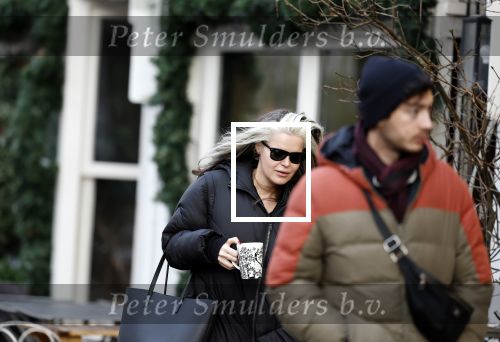 Amsterdam 7 december 2024
Ruud de Wild en zijn nieuwe vriendin Linda Stulic verlaten s ochtends samen het huis van Ruud en gaan met de auto naar hun winkel in de Jordaan . Ze hebben daar een pop up store. Linda is een fantastische fotograaf die ook wel de nieuwe Anton Corbijn wordt genoemd.