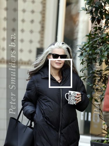 Amsterdam 7 december 2024
Ruud de Wild en zijn nieuwe vriendin Linda Stulic verlaten s ochtends samen het huis van Ruud en gaan met de auto naar hun winkel in de Jordaan . Ze hebben daar een pop up store. Linda is een fantastische fotograaf die ook wel de nieuwe Anton Corbijn wordt genoemd.