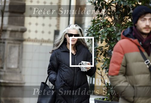 Amsterdam 7 december 2024
Ruud de Wild en zijn nieuwe vriendin Linda Stulic verlaten s ochtends samen het huis van Ruud en gaan met de auto naar hun winkel in de Jordaan . Ze hebben daar een pop up store. Linda is een fantastische fotograaf die ook wel de nieuwe Anton Corbijn wordt genoemd.