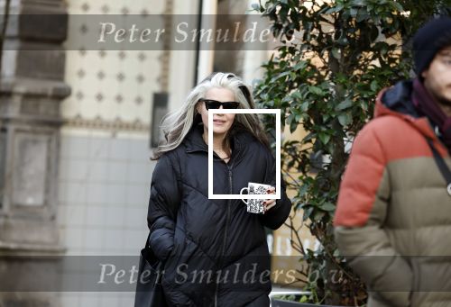Amsterdam 7 december 2024
Ruud de Wild en zijn nieuwe vriendin Linda Stulic verlaten s ochtends samen het huis van Ruud en gaan met de auto naar hun winkel in de Jordaan . Ze hebben daar een pop up store. Linda is een fantastische fotograaf die ook wel de nieuwe Anton Corbijn wordt genoemd.