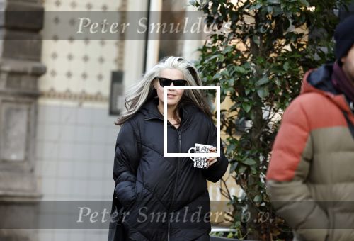 Amsterdam 7 december 2024
Ruud de Wild en zijn nieuwe vriendin Linda Stulic verlaten s ochtends samen het huis van Ruud en gaan met de auto naar hun winkel in de Jordaan . Ze hebben daar een pop up store. Linda is een fantastische fotograaf die ook wel de nieuwe Anton Corbijn wordt genoemd.