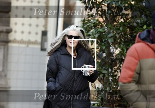 Amsterdam 7 december 2024
Ruud de Wild en zijn nieuwe vriendin Linda Stulic verlaten s ochtends samen het huis van Ruud en gaan met de auto naar hun winkel in de Jordaan . Ze hebben daar een pop up store. Linda is een fantastische fotograaf die ook wel de nieuwe Anton Corbijn wordt genoemd.