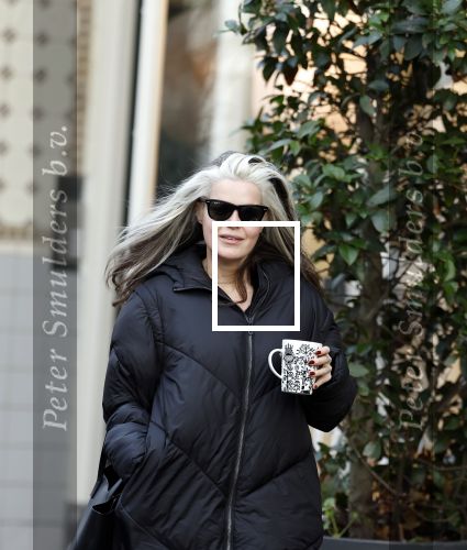 Amsterdam 7 december 2024
Ruud de Wild en zijn nieuwe vriendin Linda Stulic verlaten s ochtends samen het huis van Ruud en gaan met de auto naar hun winkel in de Jordaan . Ze hebben daar een pop up store. Linda is een fantastische fotograaf die ook wel de nieuwe Anton Corbijn wordt genoemd.