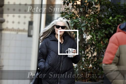Amsterdam 7 december 2024
Ruud de Wild en zijn nieuwe vriendin Linda Stulic verlaten s ochtends samen het huis van Ruud en gaan met de auto naar hun winkel in de Jordaan . Ze hebben daar een pop up store. Linda is een fantastische fotograaf die ook wel de nieuwe Anton Corbijn wordt genoemd.