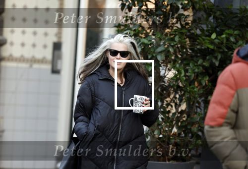 Amsterdam 7 december 2024
Ruud de Wild en zijn nieuwe vriendin Linda Stulic verlaten s ochtends samen het huis van Ruud en gaan met de auto naar hun winkel in de Jordaan . Ze hebben daar een pop up store. Linda is een fantastische fotograaf die ook wel de nieuwe Anton Corbijn wordt genoemd.