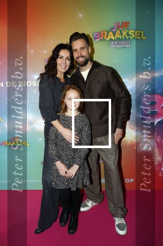 Amsterdam 8 december 2024
Premiere Juf Brakel in Pathe Arena met in de hoofdrollen Nicolette v Dam Martijn Fischer Annette Barlo Ditmar Marlin Flint de Man Floris Gobel Annick Boer Aram v d Rest Bart Oomen Carolina Dijkhuizen ea. Nick Schilder met zijn vrouw Kirsten Schilder en hun dochter