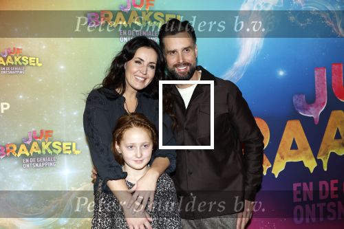 Amsterdam 8 december 2024
Premiere Juf Brakel in Pathe Arena met in de hoofdrollen Nicolette v Dam Martijn Fischer Annette Barlo Ditmar Marlin Flint de Man Floris Gobel Annick Boer Aram v d Rest Bart Oomen Carolina Dijkhuizen ea. Nick Schilder met zijn vrouw Kirsten Schilder en hun dochter