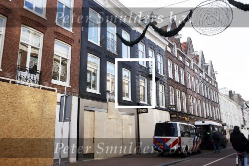 Amsterdam 31 januari 2021
Veel ME en politie in Amsterdam zuid ivm demonstraties en panden / winkels op de PC Hooftstraat zijn dicht getimmerd