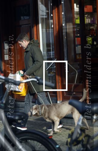 Amsterdam 19 december 2024
Prins maurits en zijn hond doen boodschappen in Amsterdam zuid en ga via het vondelpark naar huis .