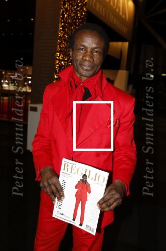 Amsterdam 13 december 2024
Regilio Tuur presenteert zijn magazine op de masters Expo . Zijn moeder en familie zijn aanwezig.