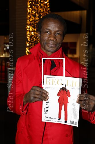 Amsterdam 13 december 2024
Regilio Tuur presenteert zijn magazine op de masters Expo . Zijn moeder en familie zijn aanwezig.