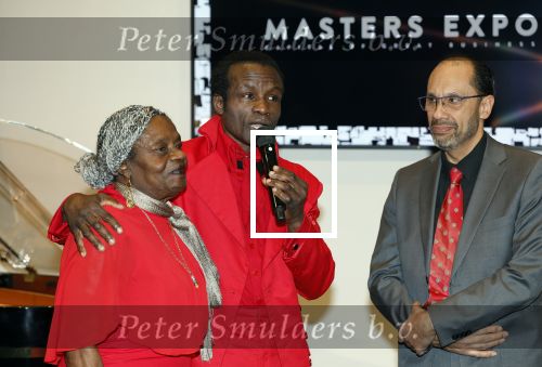 Amsterdam 13 december 2024
Regilio Tuur presenteert zijn magazine op de masters Expo . Zijn moeder en familie zijn aanwezig.