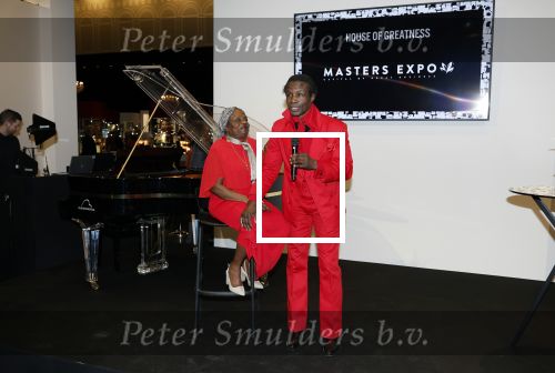 Amsterdam 13 december 2024
Regilio Tuur presenteert zijn magazine op de masters Expo . Zijn moeder en familie zijn aanwezig.