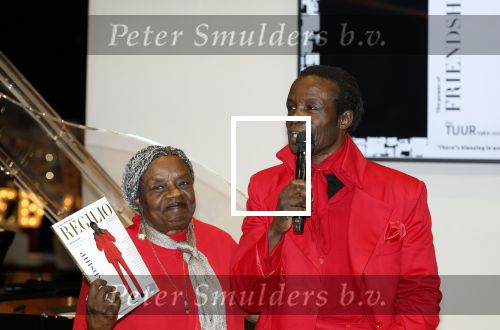 Amsterdam 13 december 2024
Regilio Tuur presenteert zijn magazine op de masters Expo . Zijn moeder en familie zijn aanwezig.