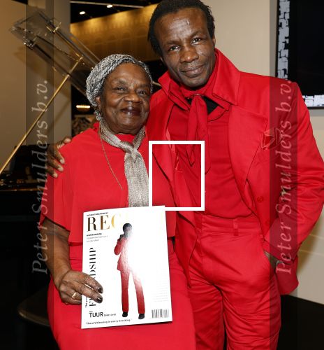 Amsterdam 13 december 2024
Regilio Tuur presenteert zijn magazine op de masters Expo . Zijn moeder en familie zijn aanwezig.