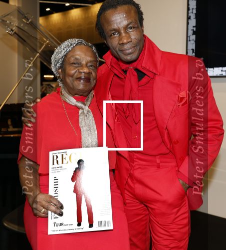 Amsterdam 13 december 2024
Regilio Tuur presenteert zijn magazine op de masters Expo . Zijn moeder en familie zijn aanwezig.