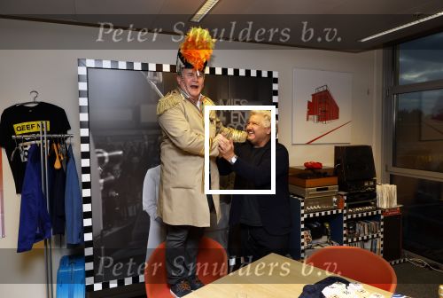 Hilversum 13 november 2024
Rene Froger tekent namens Qisum een kontrakt met beeld en Geluid . Eppo van Nispen tot Sevenaer tekent namens Beeld en geluid .