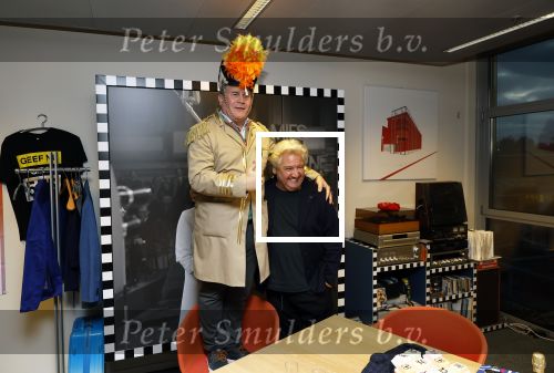 Hilversum 13 november 2024
Rene Froger tekent namens Qisum een kontrakt met beeld en Geluid . Eppo van Nispen tot Sevenaer tekent namens Beeld en geluid .