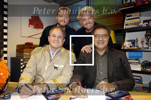 Hilversum 13 november 2024
Rene Froger tekent namens Qisum een kontrakt met beeld en Geluid . Eppo van Nispen tot Sevenaer tekent namens Beeld en geluid .