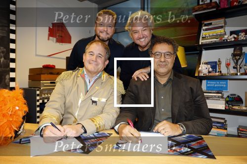 Hilversum 13 november 2024
Rene Froger tekent namens Qisum een kontrakt met beeld en Geluid . Eppo van Nispen tot Sevenaer tekent namens Beeld en geluid .
