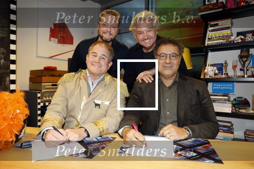 Hilversum 13 november 2024
Rene Froger tekent namens Qisum een kontrakt met beeld en Geluid . Eppo van Nispen tot Sevenaer tekent namens Beeld en geluid .