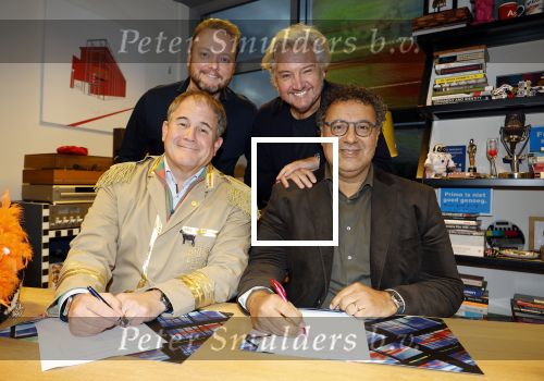 Hilversum 13 november 2024
Rene Froger tekent namens Qisum een kontrakt met beeld en Geluid . Eppo van Nispen tot Sevenaer tekent namens Beeld en geluid .