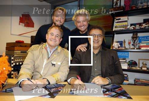 Hilversum 13 november 2024
Rene Froger tekent namens Qisum een kontrakt met beeld en Geluid . Eppo van Nispen tot Sevenaer tekent namens Beeld en geluid .