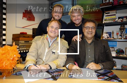 Hilversum 13 november 2024
Rene Froger tekent namens Qisum een kontrakt met beeld en Geluid . Eppo van Nispen tot Sevenaer tekent namens Beeld en geluid .