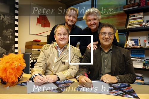 Hilversum 13 november 2024
Rene Froger tekent namens Qisum een kontrakt met beeld en Geluid . Eppo van Nispen tot Sevenaer tekent namens Beeld en geluid .
