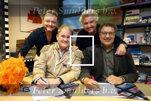 Hilversum 13 november 2024
Rene Froger tekent namens Qisum een kontrakt met beeld en Geluid . Eppo van Nispen tot Sevenaer tekent namens Beeld en geluid .