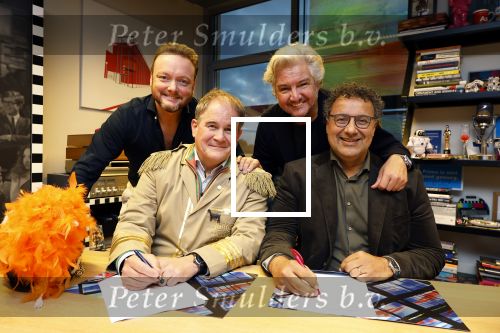 Hilversum 13 november 2024
Rene Froger tekent namens Qisum een kontrakt met beeld en Geluid . Eppo van Nispen tot Sevenaer tekent namens Beeld en geluid .