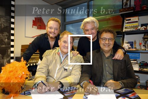 Hilversum 13 november 2024
Rene Froger tekent namens Qisum een kontrakt met beeld en Geluid . Eppo van Nispen tot Sevenaer tekent namens Beeld en geluid .