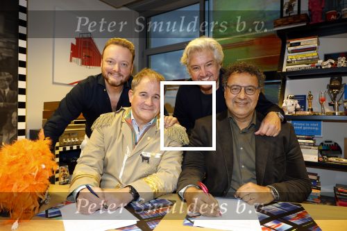 Hilversum 13 november 2024
Rene Froger tekent namens Qisum een kontrakt met beeld en Geluid . Eppo van Nispen tot Sevenaer tekent namens Beeld en geluid .