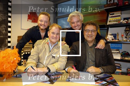 Hilversum 13 november 2024
Rene Froger tekent namens Qisum een kontrakt met beeld en Geluid . Eppo van Nispen tot Sevenaer tekent namens Beeld en geluid .