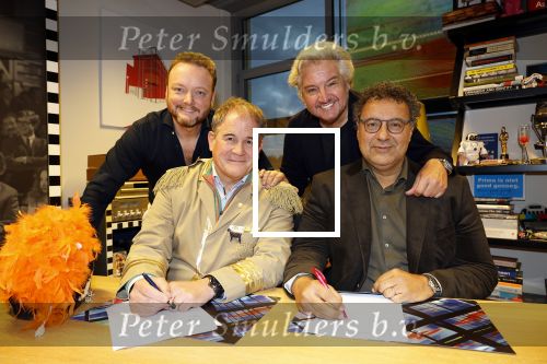 Hilversum 13 november 2024
Rene Froger tekent namens Qisum een kontrakt met beeld en Geluid . Eppo van Nispen tot Sevenaer tekent namens Beeld en geluid .