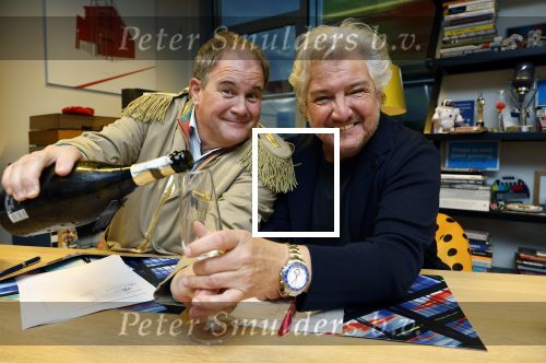 Hilversum 13 november 2024
Rene Froger tekent namens Qisum een kontrakt met beeld en Geluid . Eppo van Nispen tot Sevenaer tekent namens Beeld en geluid .