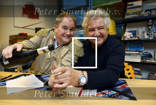 Hilversum 13 november 2024
Rene Froger tekent namens Qisum een kontrakt met beeld en Geluid . Eppo van Nispen tot Sevenaer tekent namens Beeld en geluid .
