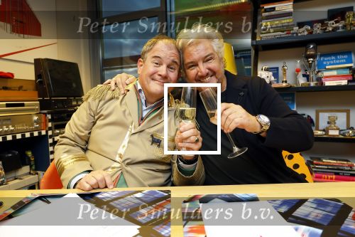 Hilversum 13 november 2024
Rene Froger tekent namens Qisum een kontrakt met beeld en Geluid . Eppo van Nispen tot Sevenaer tekent namens Beeld en geluid .