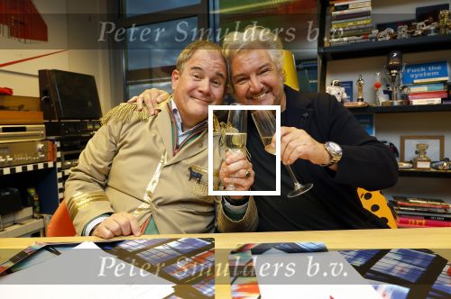 Hilversum 13 november 2024
Rene Froger tekent namens Qisum een kontrakt met beeld en Geluid . Eppo van Nispen tot Sevenaer tekent namens Beeld en geluid .