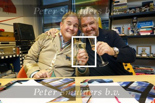 Hilversum 13 november 2024
Rene Froger tekent namens Qisum een kontrakt met beeld en Geluid . Eppo van Nispen tot Sevenaer tekent namens Beeld en geluid .