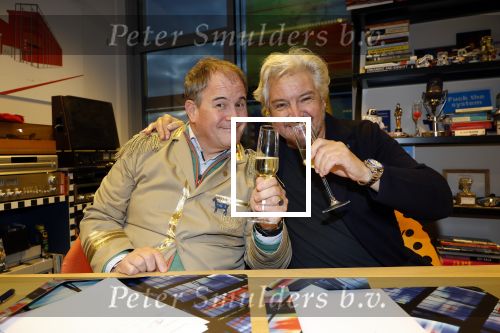 Hilversum 13 november 2024
Rene Froger tekent namens Qisum een kontrakt met beeld en Geluid . Eppo van Nispen tot Sevenaer tekent namens Beeld en geluid .