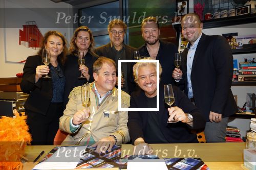 Hilversum 13 november 2024
Rene Froger tekent namens Qisum een kontrakt met beeld en Geluid . Eppo van Nispen tot Sevenaer tekent namens Beeld en geluid .