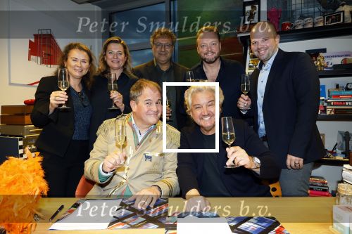 Hilversum 13 november 2024
Rene Froger tekent namens Qisum een kontrakt met beeld en Geluid . Eppo van Nispen tot Sevenaer tekent namens Beeld en geluid .