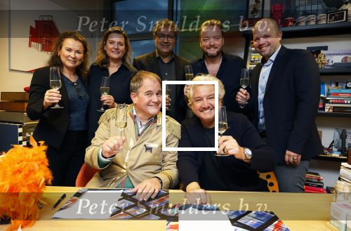 Hilversum 13 november 2024
Rene Froger tekent namens Qisum een kontrakt met beeld en Geluid . Eppo van Nispen tot Sevenaer tekent namens Beeld en geluid .