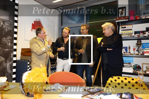 Hilversum 13 november 2024
Rene Froger tekent namens Qisum een kontrakt met beeld en Geluid . Eppo van Nispen tot Sevenaer tekent namens Beeld en geluid .