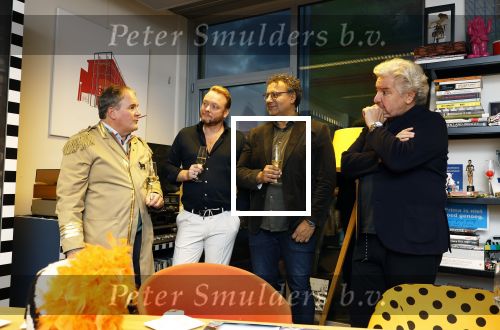 Hilversum 13 november 2024
Rene Froger tekent namens Qisum een kontrakt met beeld en Geluid . Eppo van Nispen tot Sevenaer tekent namens Beeld en geluid .