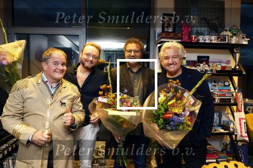 Hilversum 13 november 2024
Rene Froger tekent namens Qisum een kontrakt met beeld en Geluid . Eppo van Nispen tot Sevenaer tekent namens Beeld en geluid .