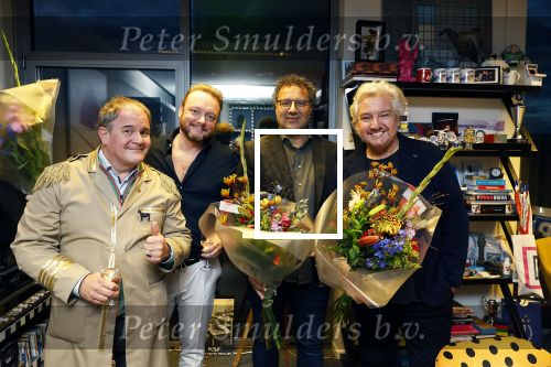 Hilversum 13 november 2024
Rene Froger tekent namens Qisum een kontrakt met beeld en Geluid . Eppo van Nispen tot Sevenaer tekent namens Beeld en geluid .