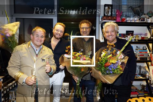 Hilversum 13 november 2024
Rene Froger tekent namens Qisum een kontrakt met beeld en Geluid . Eppo van Nispen tot Sevenaer tekent namens Beeld en geluid .